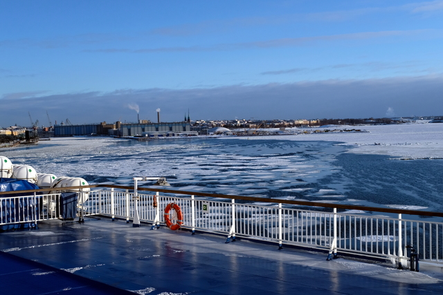 Der Westhafen von Helsinki im winterlichen Morgenlicht