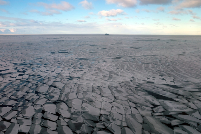 Ein Teppich aus Eisschollen bedeckt die Ostsee