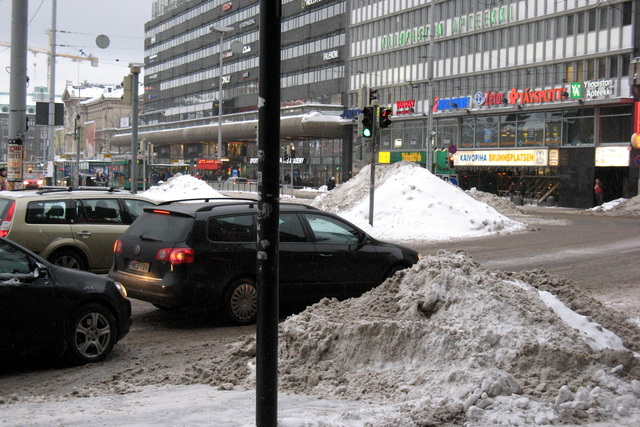 Schneeberge in der Kaivokatu vor dem Hauptbahnhof