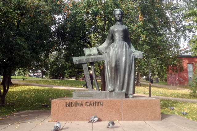 Denkmal für die Schriftstellerin Minna Canth im Kirchenpark
