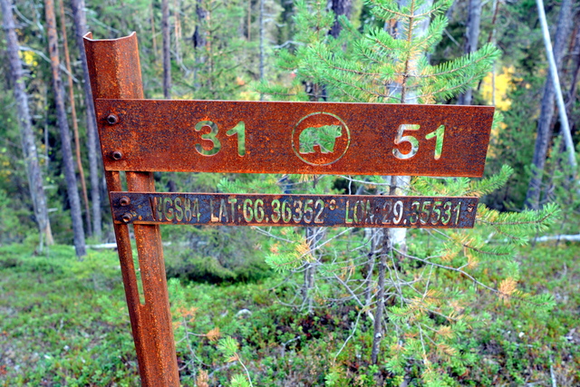 Entfernungsschild an Finnlands bekanntem Wanderweg, der großen Bärenrunde
