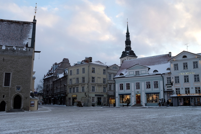 Fast menschenleer: Tallins Marktplatz am späten Nachmittag