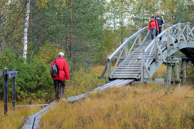 Holzbrücke zwischen dem Tiilikka und dem Autiojärvi