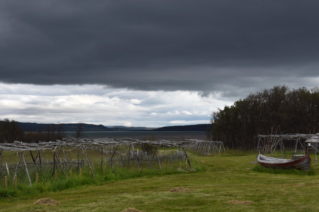 Dunkle Wolken über dem Varangerfjord